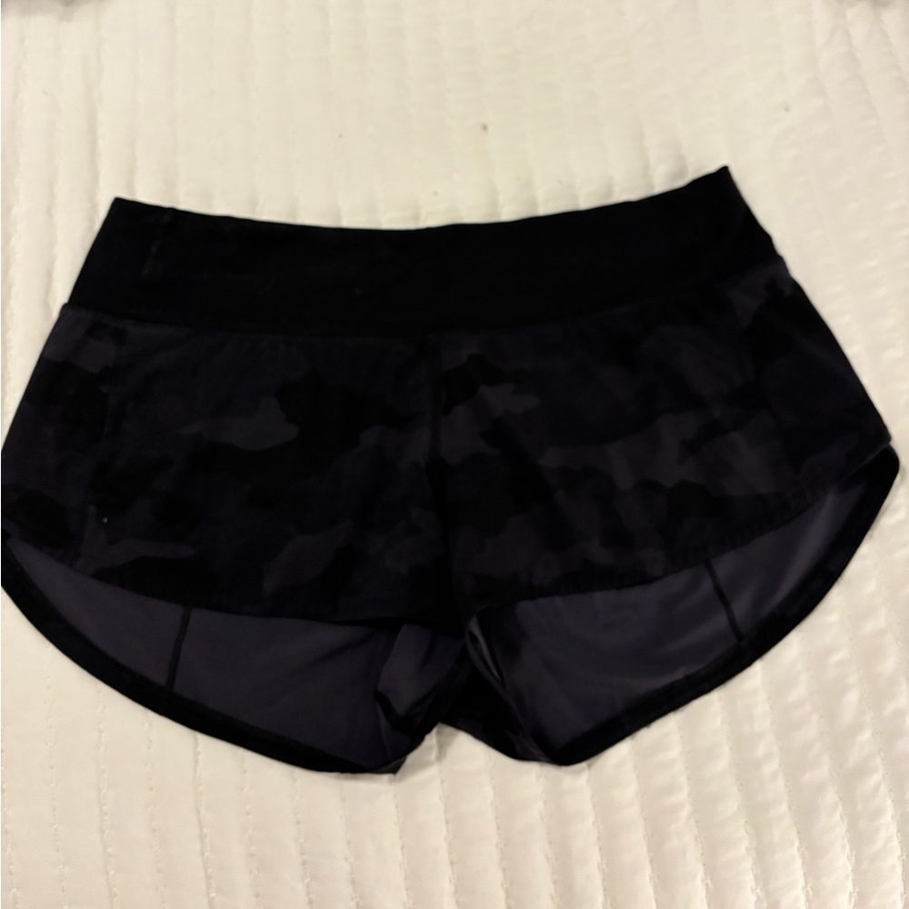 Lululemon Black camo speed up shorts 2.5 inch inseam size 6
